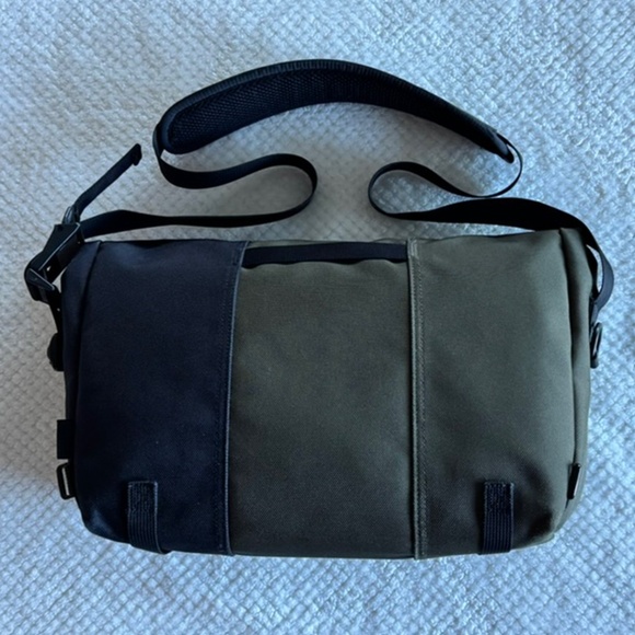 Timbuk2 Classic Messenger (S) bag olive green, fits 16" laptop - Picture 3 of 11